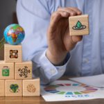 front-view-man-with-wooden-blocks klein