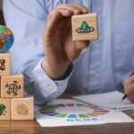 front-view-man-with-wooden-blocks klein